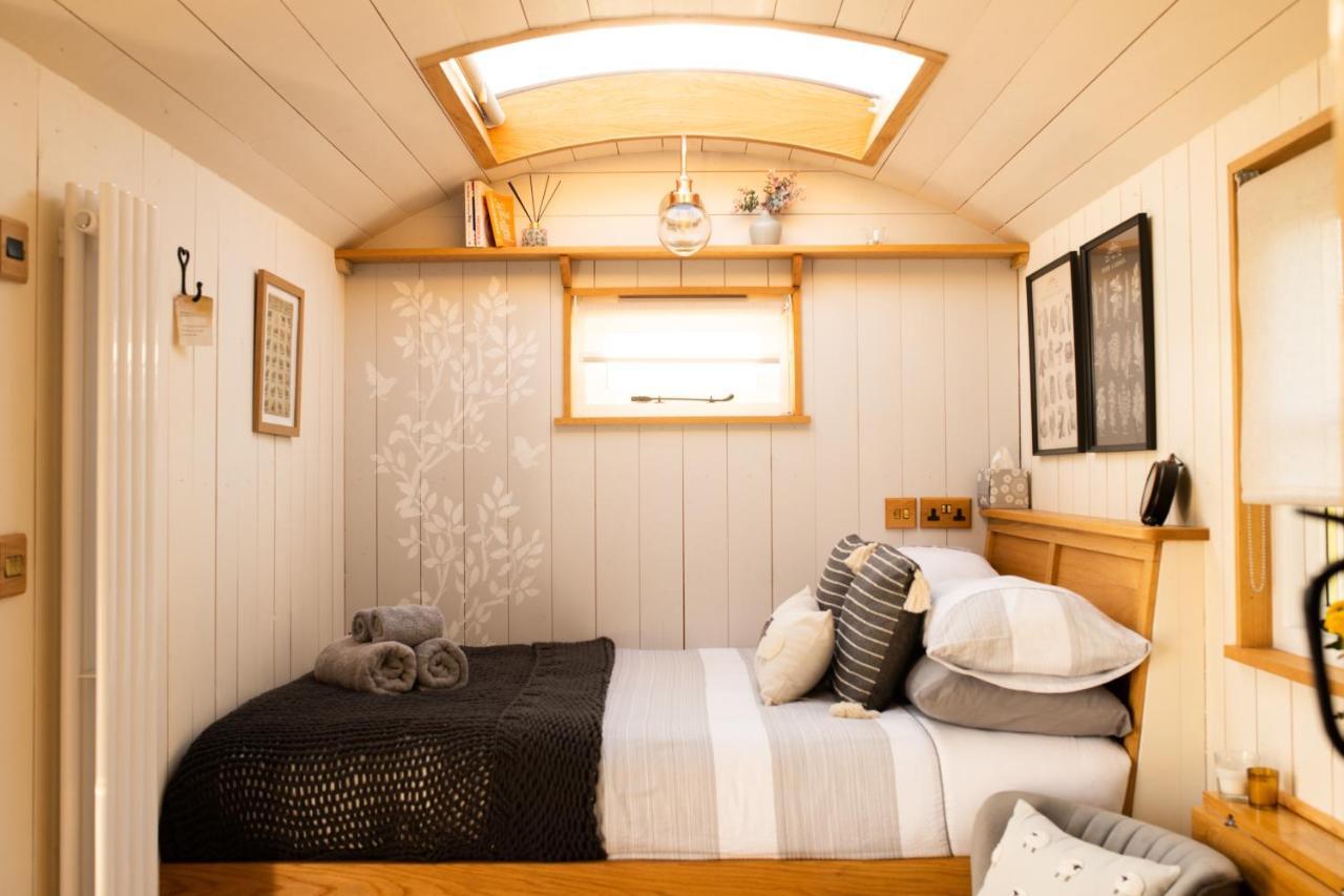 Harrys Hideout - Shepherd'S Huts At Harrys Cottages Pen-y-Clawdd Exterior foto