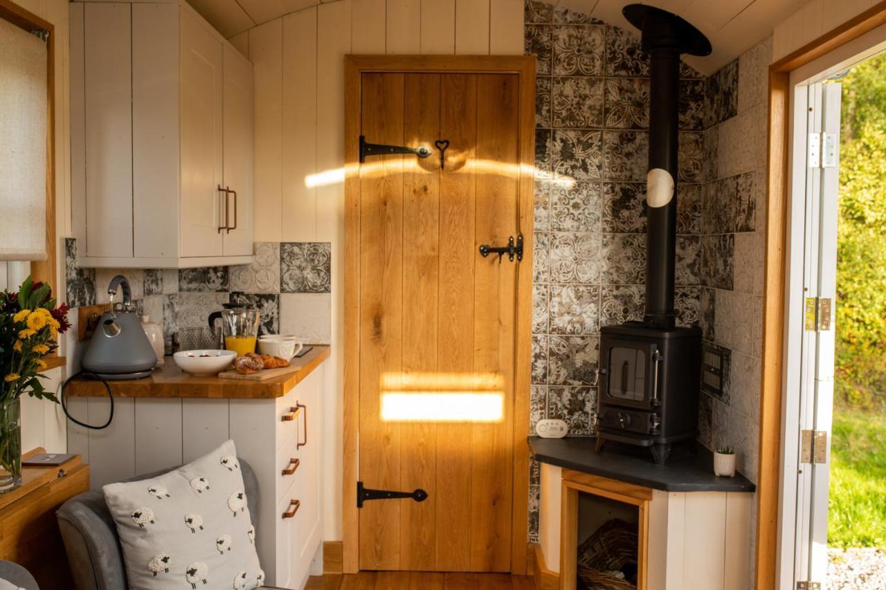 Harrys Hideout - Shepherd'S Huts At Harrys Cottages Pen-y-Clawdd Exterior foto