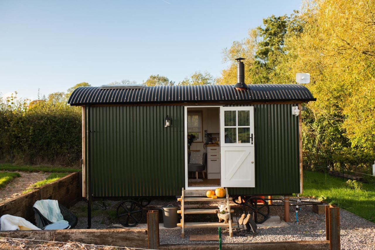 Harrys Hideout - Shepherd'S Huts At Harrys Cottages Pen-y-Clawdd Exterior foto