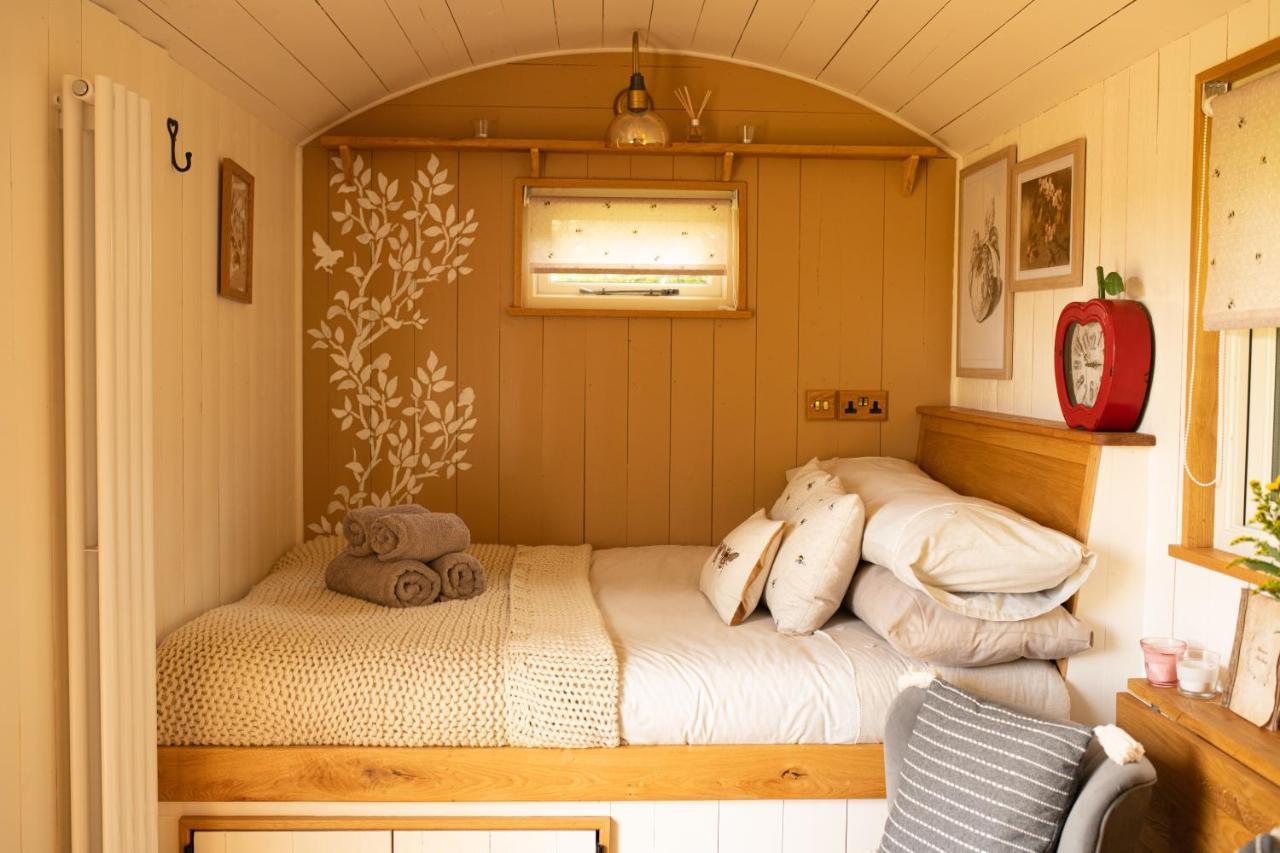 Harrys Hideout - Shepherd'S Huts At Harrys Cottages Pen-y-Clawdd Exterior foto