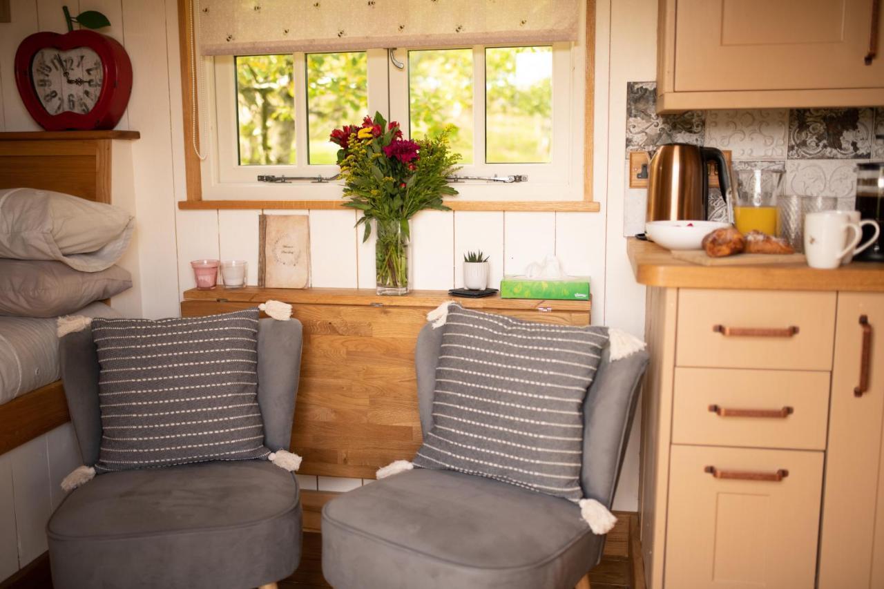 Harrys Hideout - Shepherd'S Huts At Harrys Cottages Pen-y-Clawdd Exterior foto