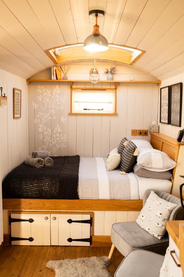 Harrys Hideout - Shepherd'S Huts At Harrys Cottages Pen-y-Clawdd Exterior foto