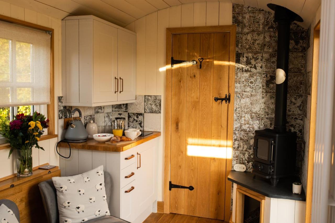 Harrys Hideout - Shepherd'S Huts At Harrys Cottages Pen-y-Clawdd Exterior foto