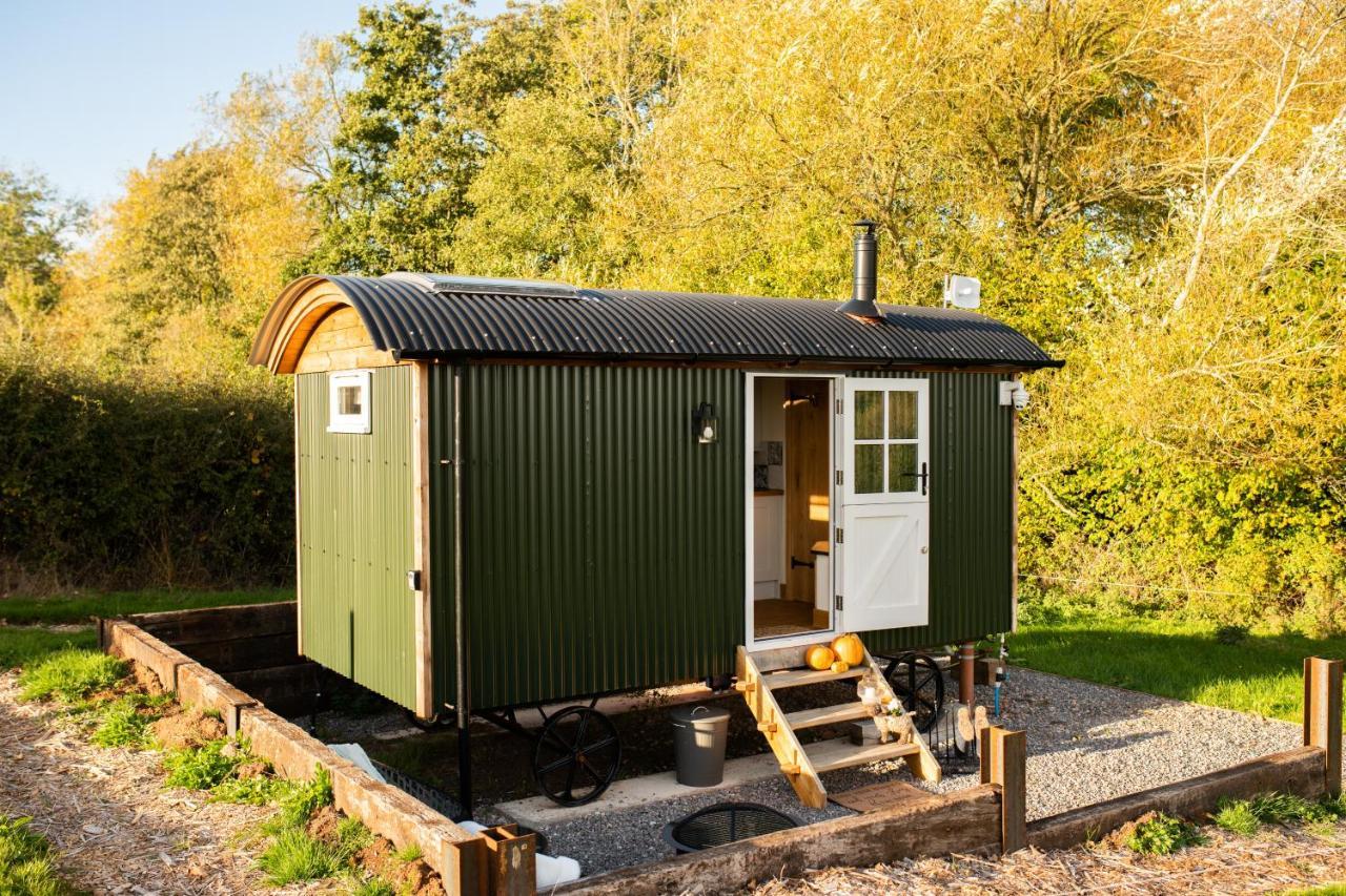 Harrys Hideout - Shepherd'S Huts At Harrys Cottages Pen-y-Clawdd Exterior foto