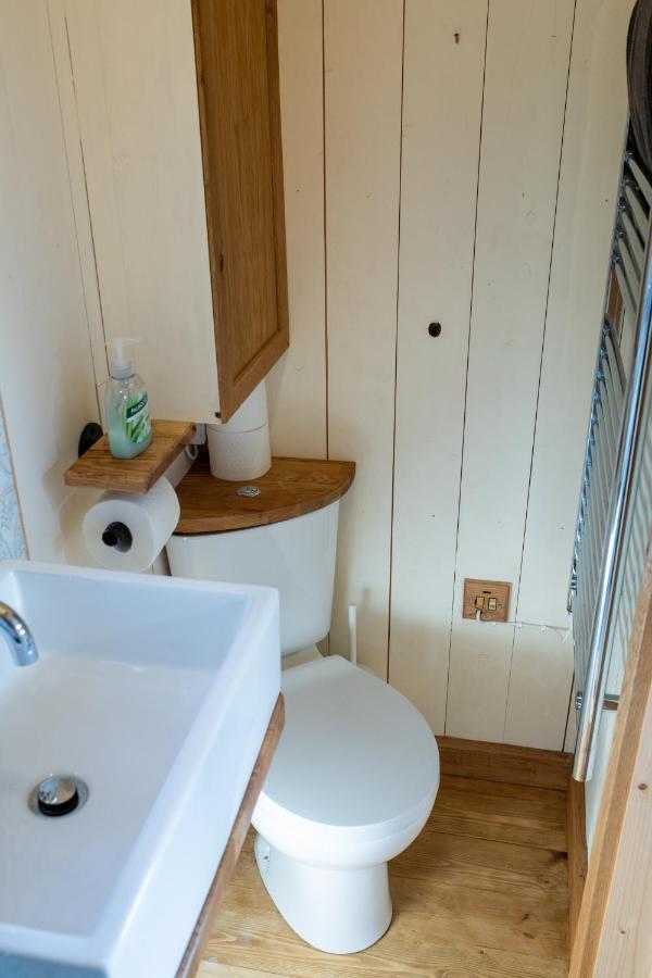 Harrys Hideout - Shepherd'S Huts At Harrys Cottages Pen-y-Clawdd Exterior foto