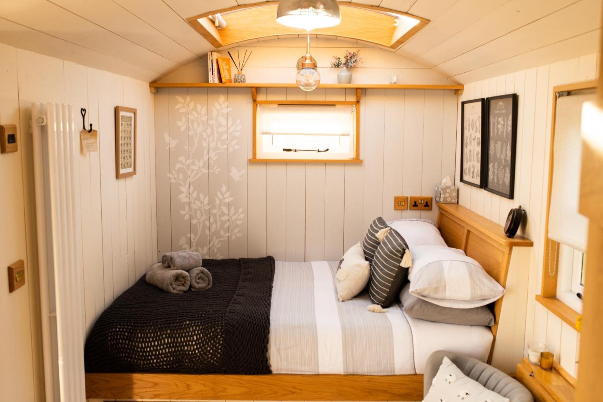 Harrys Hideout - Shepherd'S Huts At Harrys Cottages Pen-y-Clawdd Zimmer foto